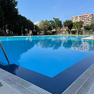 nuevo-apartamento-con-piscina-a-500m-de-la-playa-en.hotelsinnerja.org/